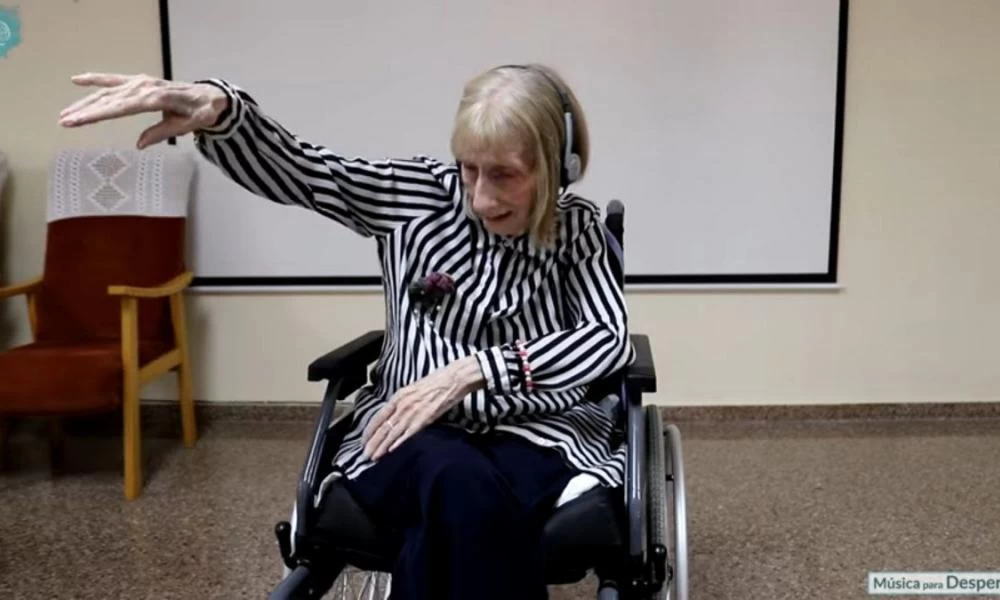 Συγκινεί πρώην μπαλαρίνα με Αλτσχάιμερ όταν ακούει Τσαϊκόφσκι